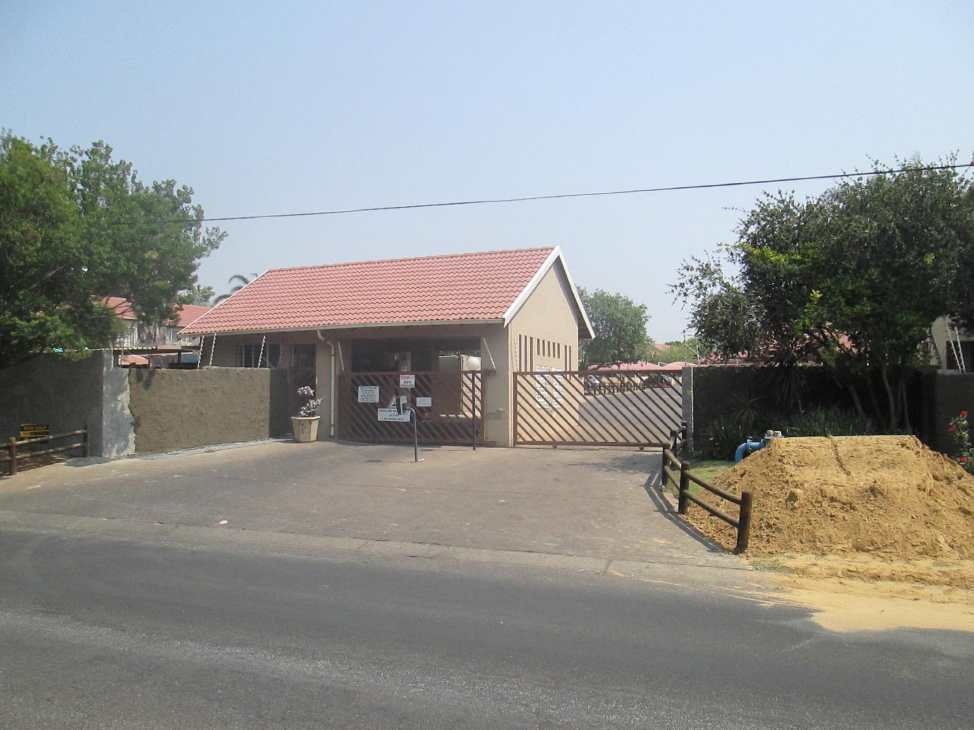 Front View of property in Glen Marais