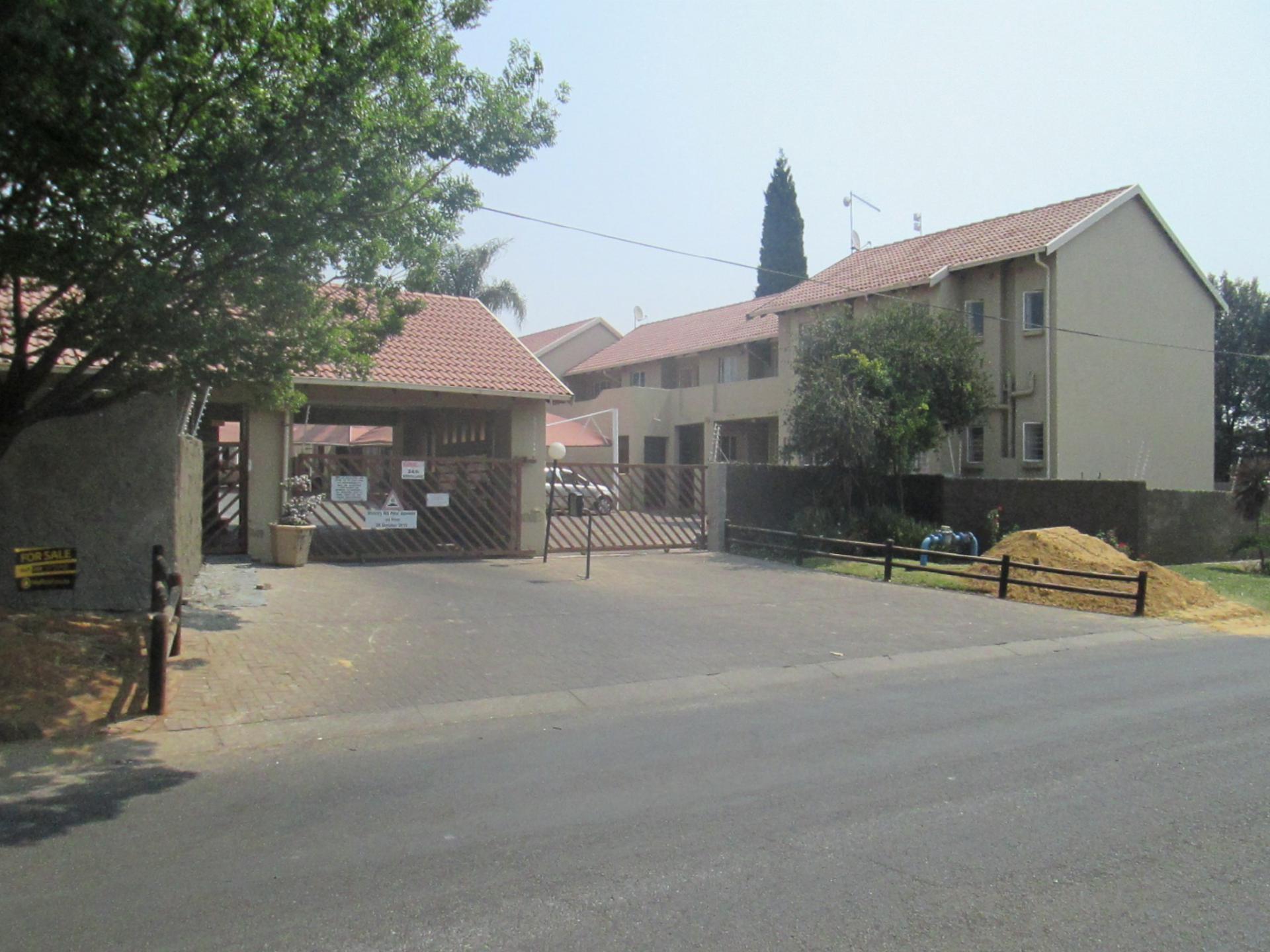 Front View of property in Glen Marais