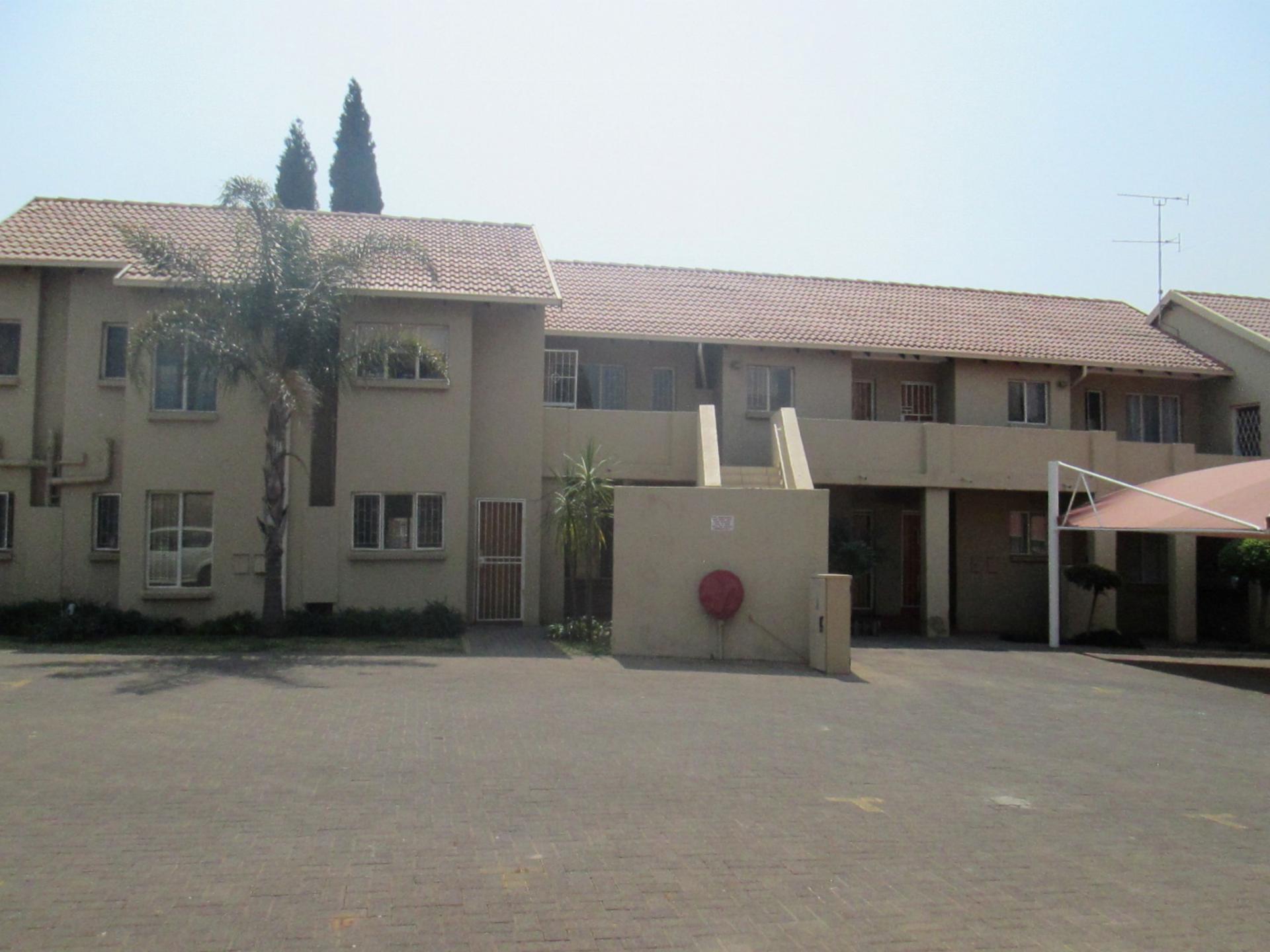Front View of property in Glen Marais