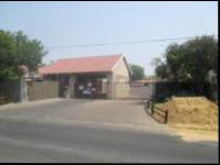 Front View of property in Glen Marais
