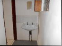 Main Bathroom - 43 square meters of property in Redcliffe