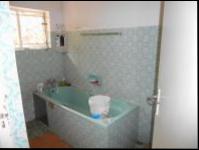 Main Bathroom - 43 square meters of property in Redcliffe