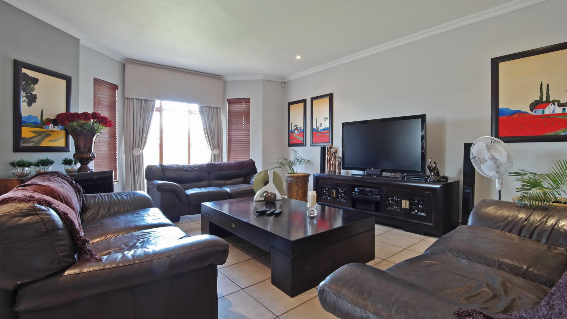 Lounges - 45 square meters of property in The Wilds Estate