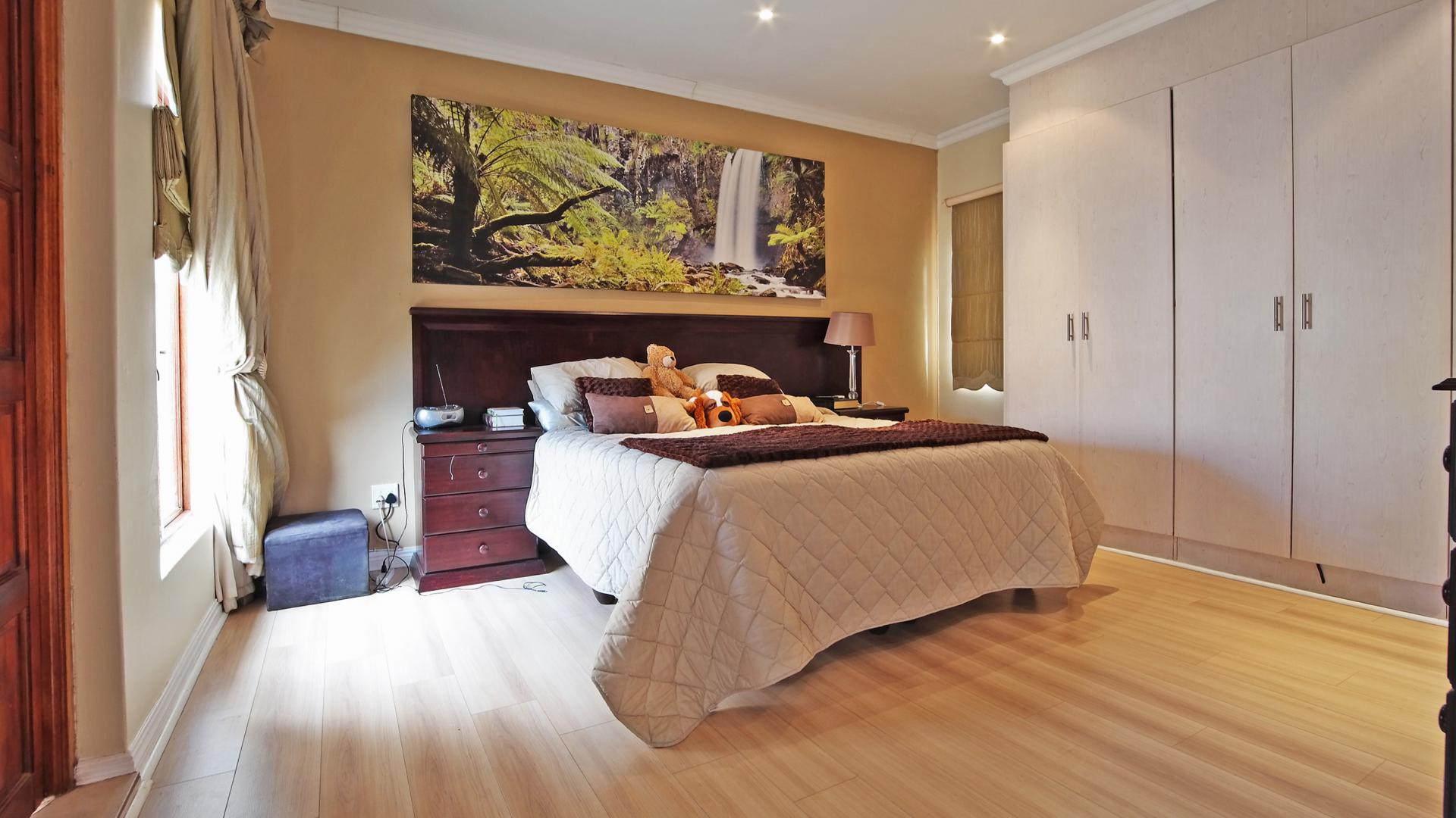 Main Bedroom - 28 square meters of property in The Wilds Estate