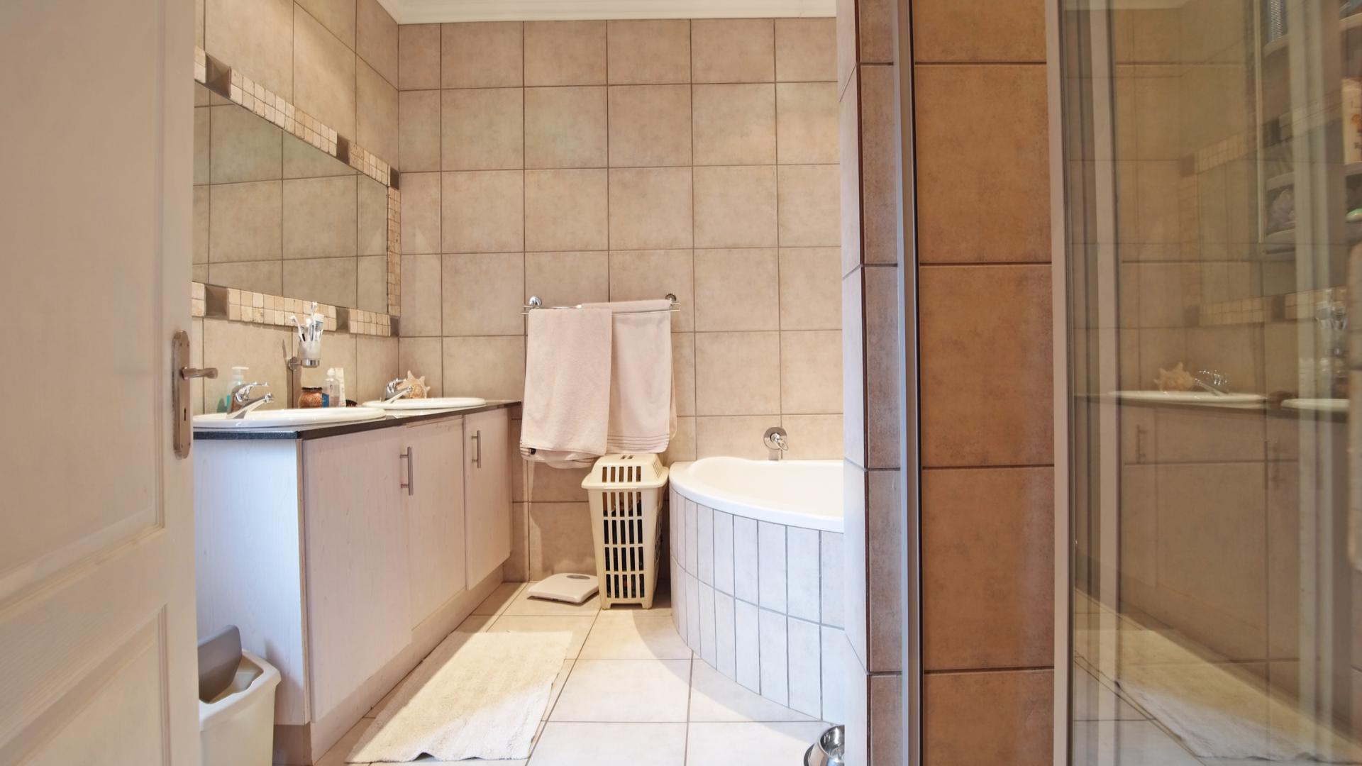 Main Bathroom - 10 square meters of property in The Wilds Estate