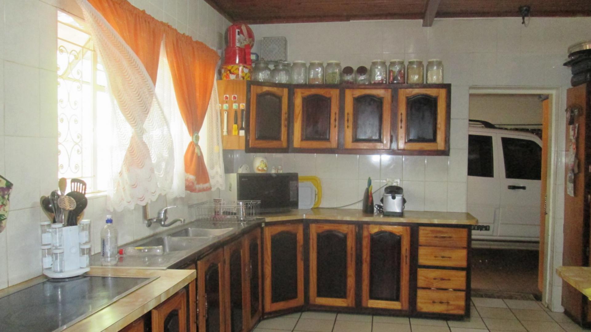Kitchen - 43 square meters of property in Arcon Park