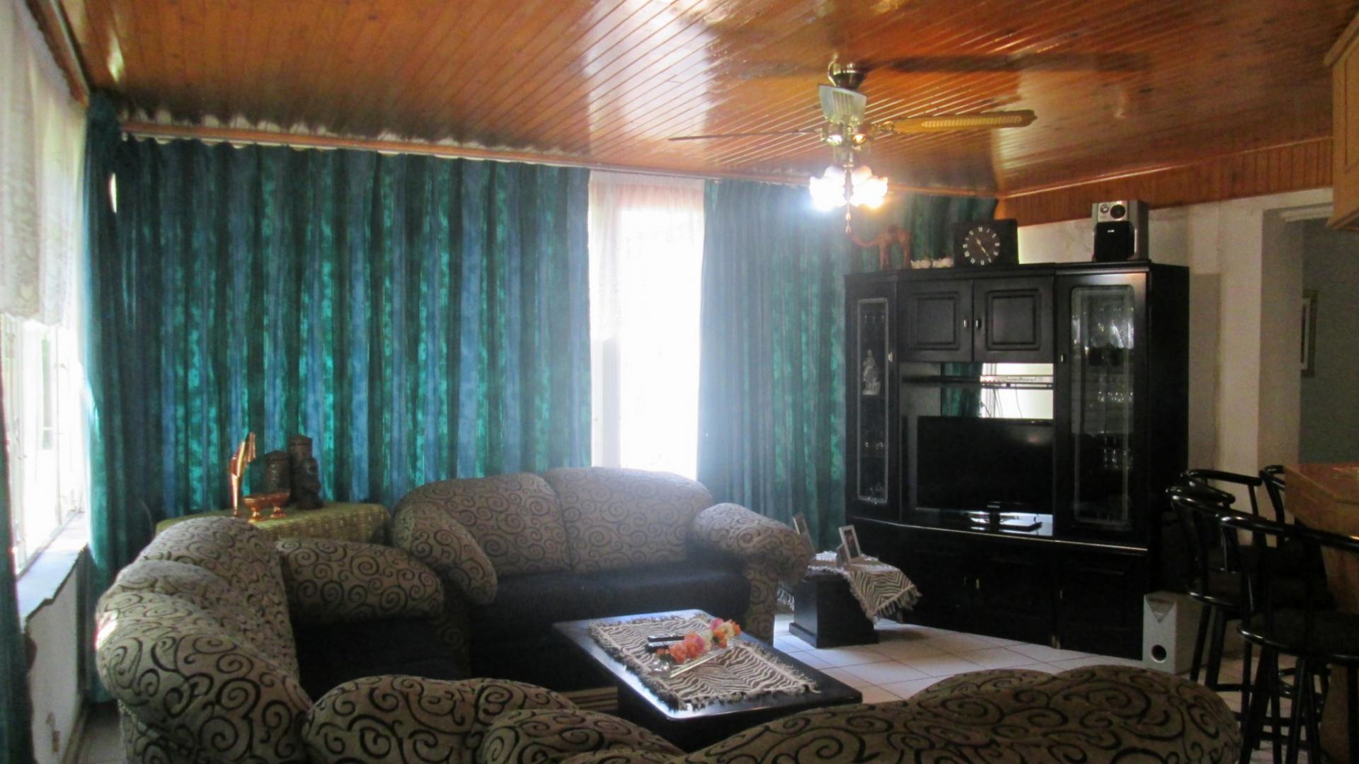 Lounges - 96 square meters of property in Arcon Park