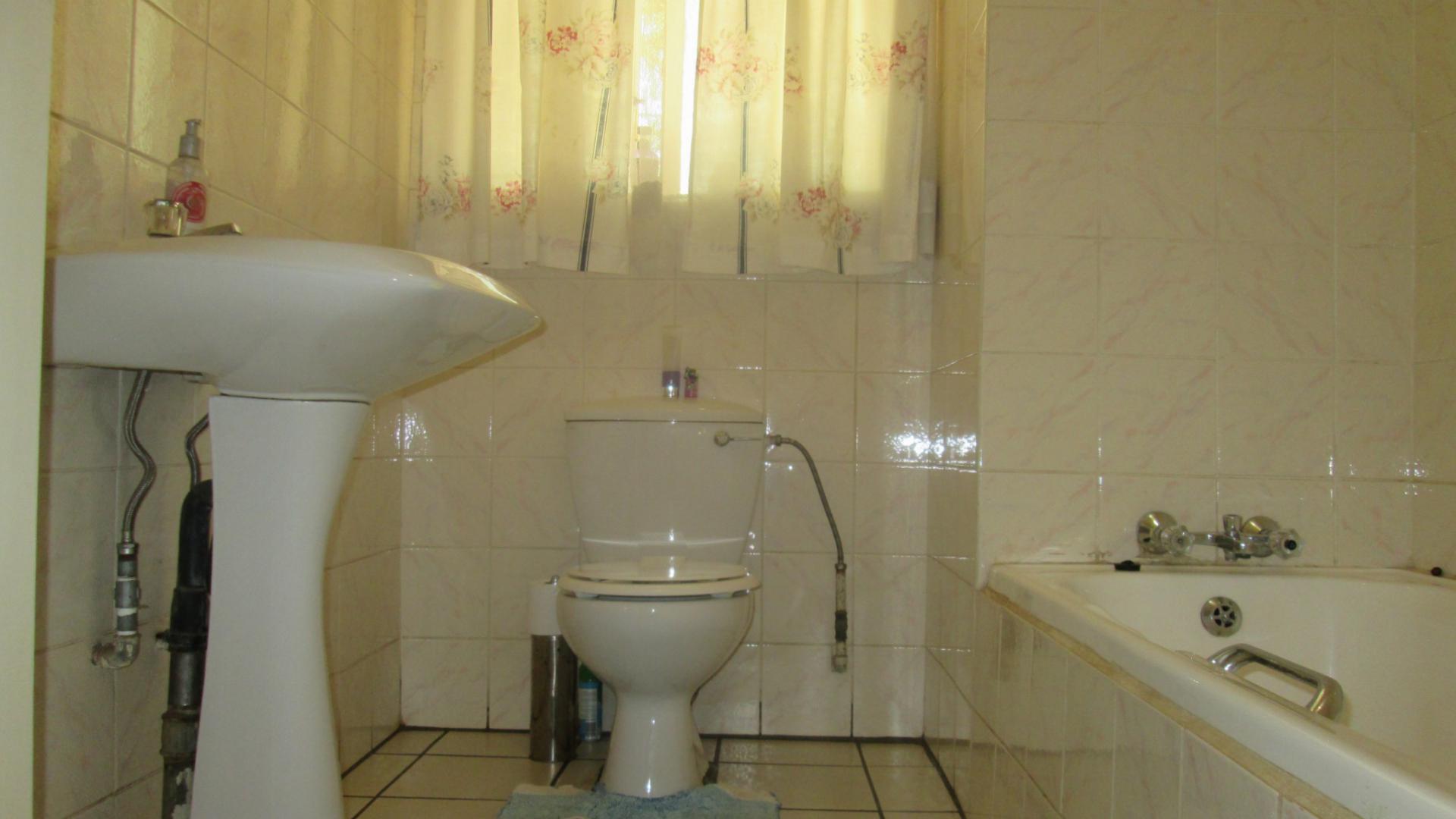 Bathroom 1 - 10 square meters of property in Arcon Park