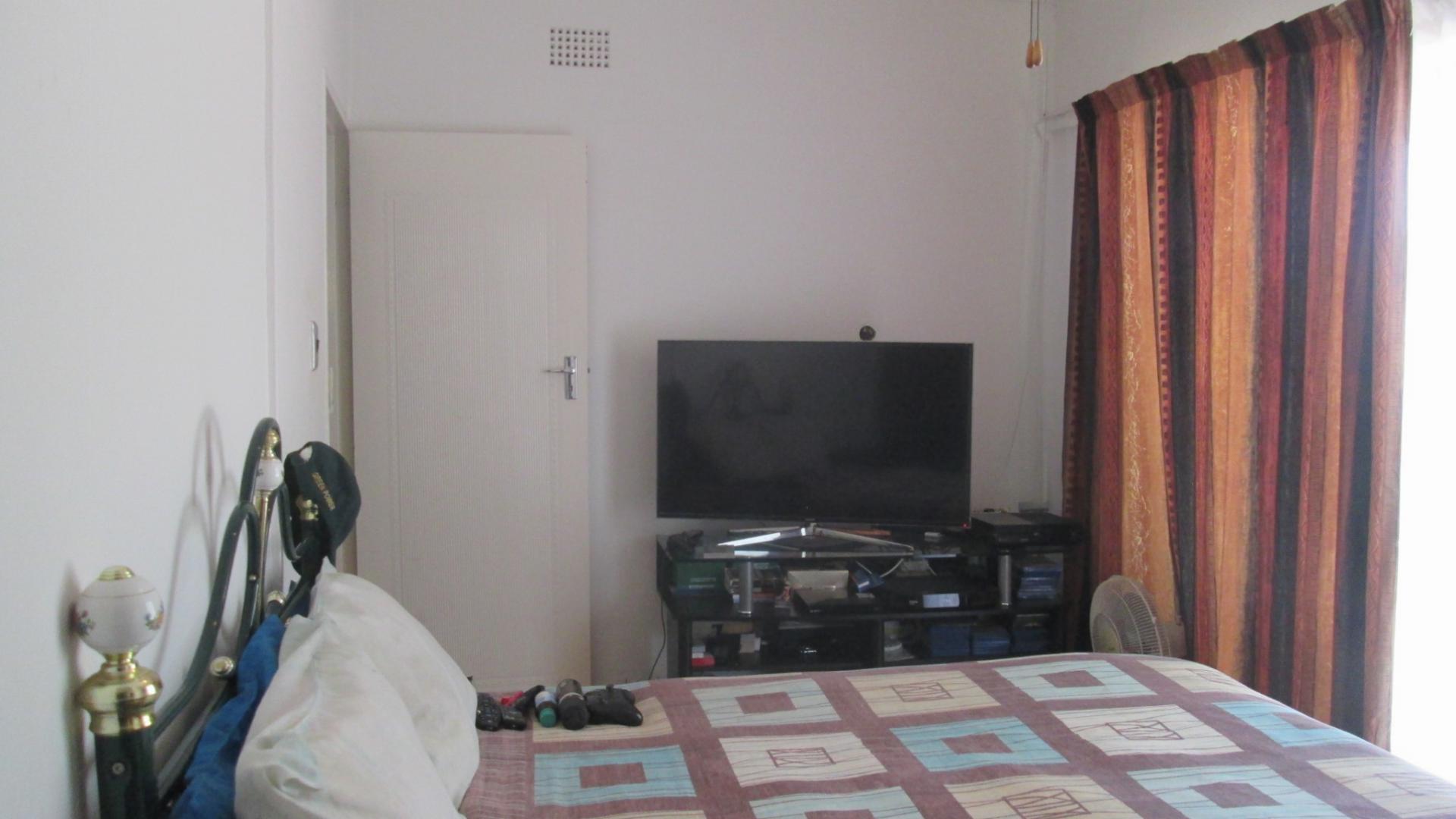 Bed Room 1 - 11 square meters of property in Arcon Park