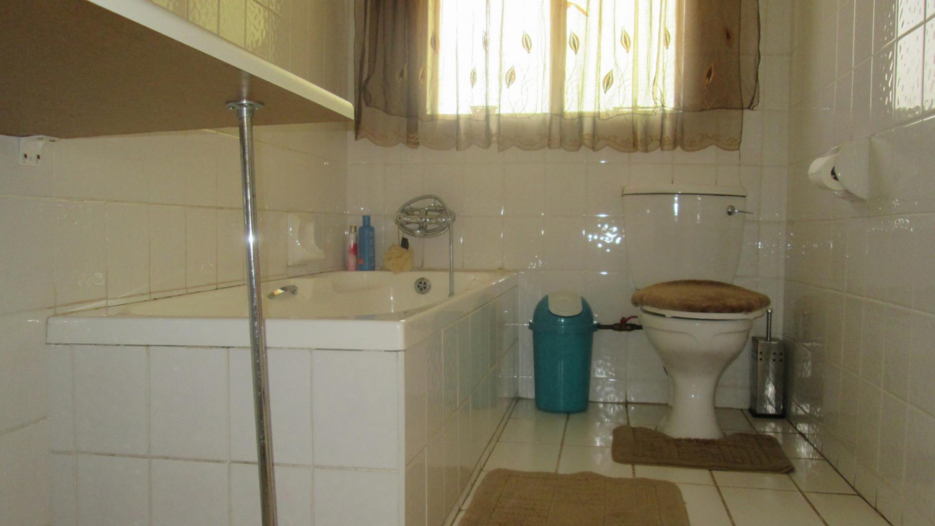 Bathroom 3+ - 43 square meters of property in Arcon Park