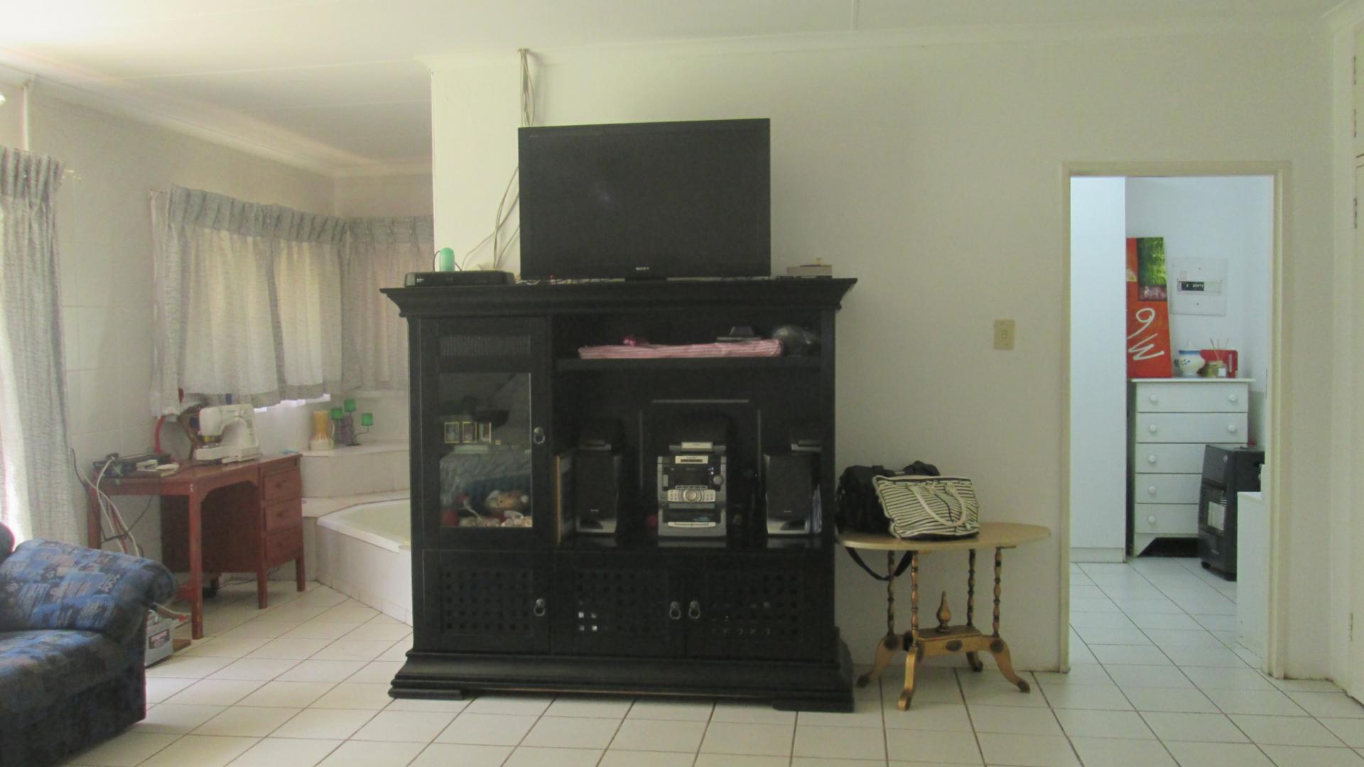 Main Bedroom of property in Arcon Park