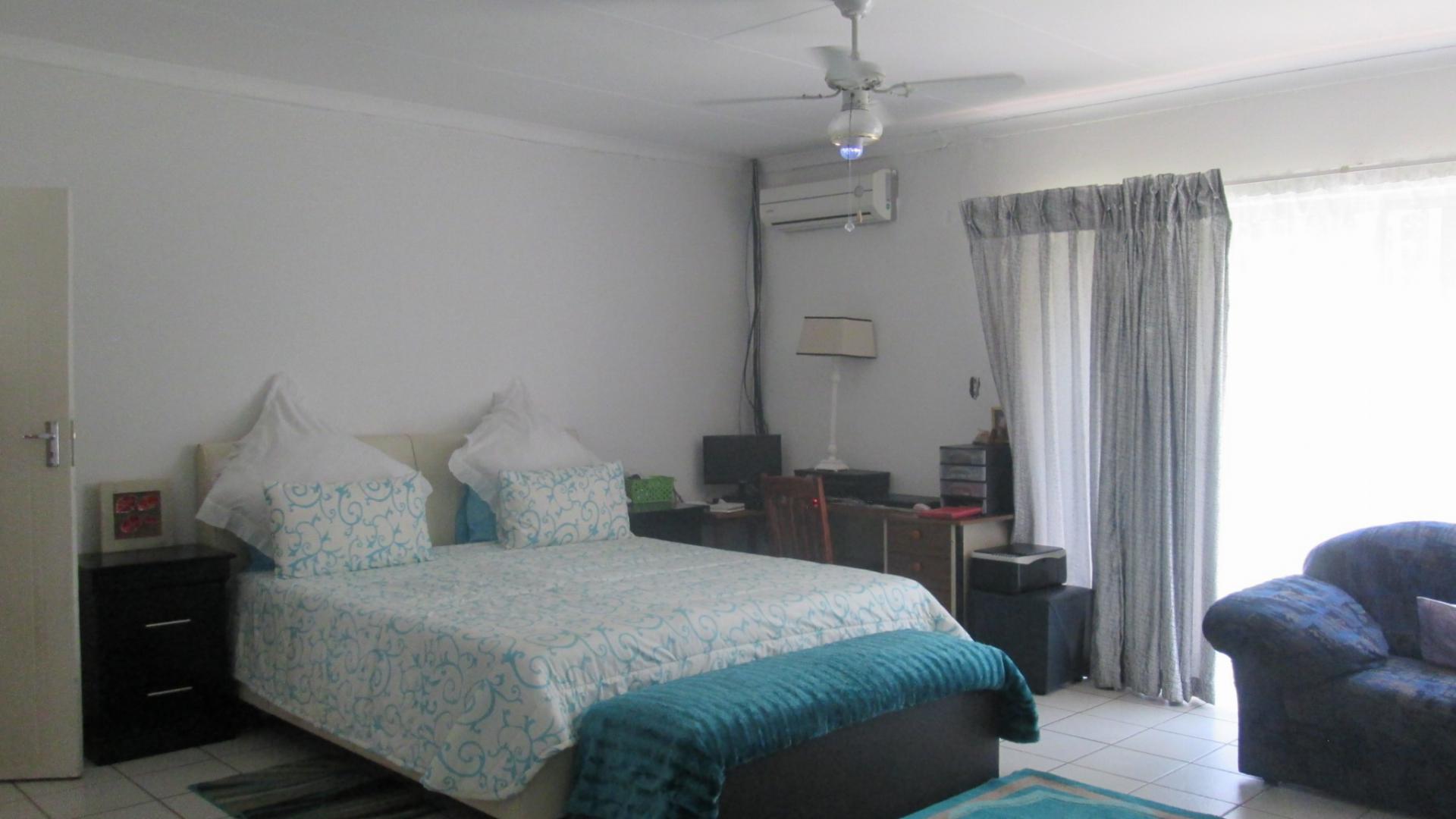 Main Bedroom of property in Arcon Park