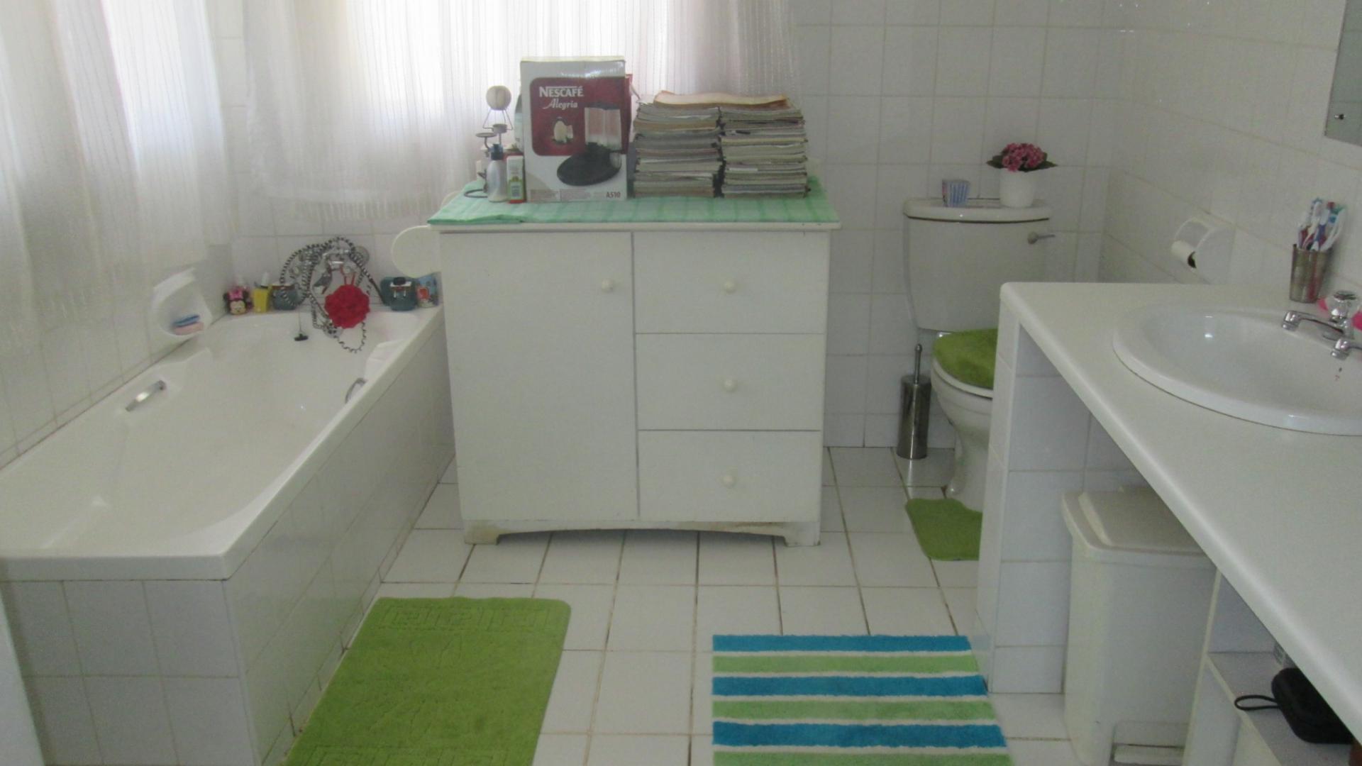Main Bathroom - 22 square meters of property in Arcon Park