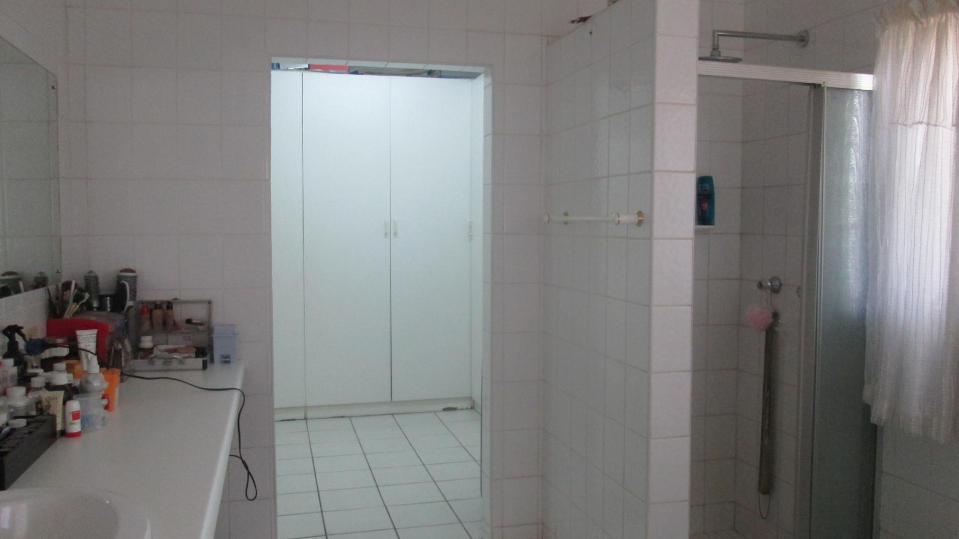 Main Bathroom - 22 square meters of property in Arcon Park