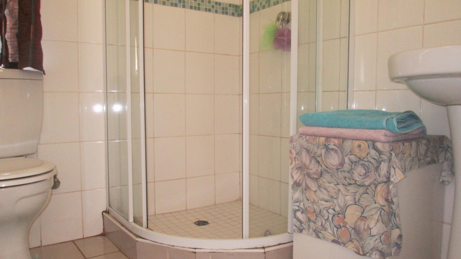 Bathroom 3+ - 43 square meters of property in Arcon Park