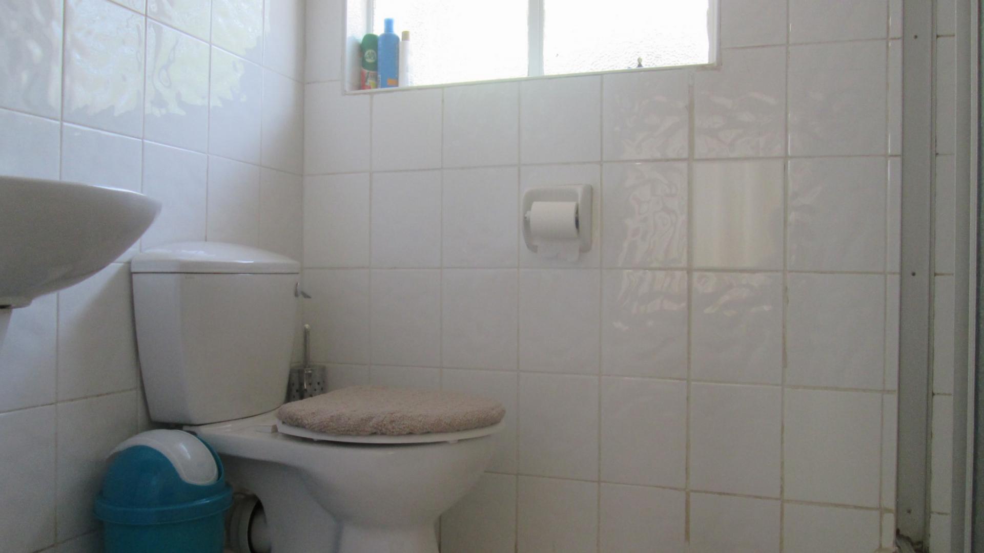 Main Bathroom - 22 square meters of property in Arcon Park