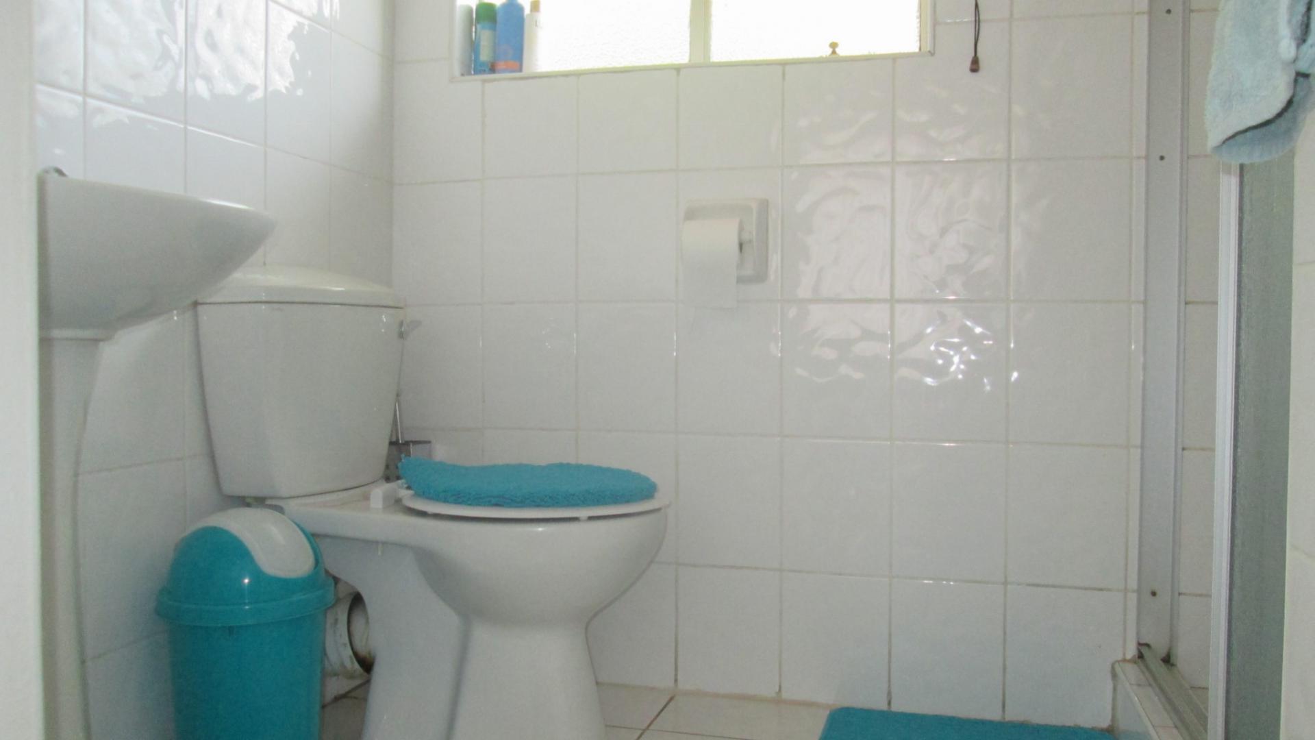 Main Bathroom - 22 square meters of property in Arcon Park