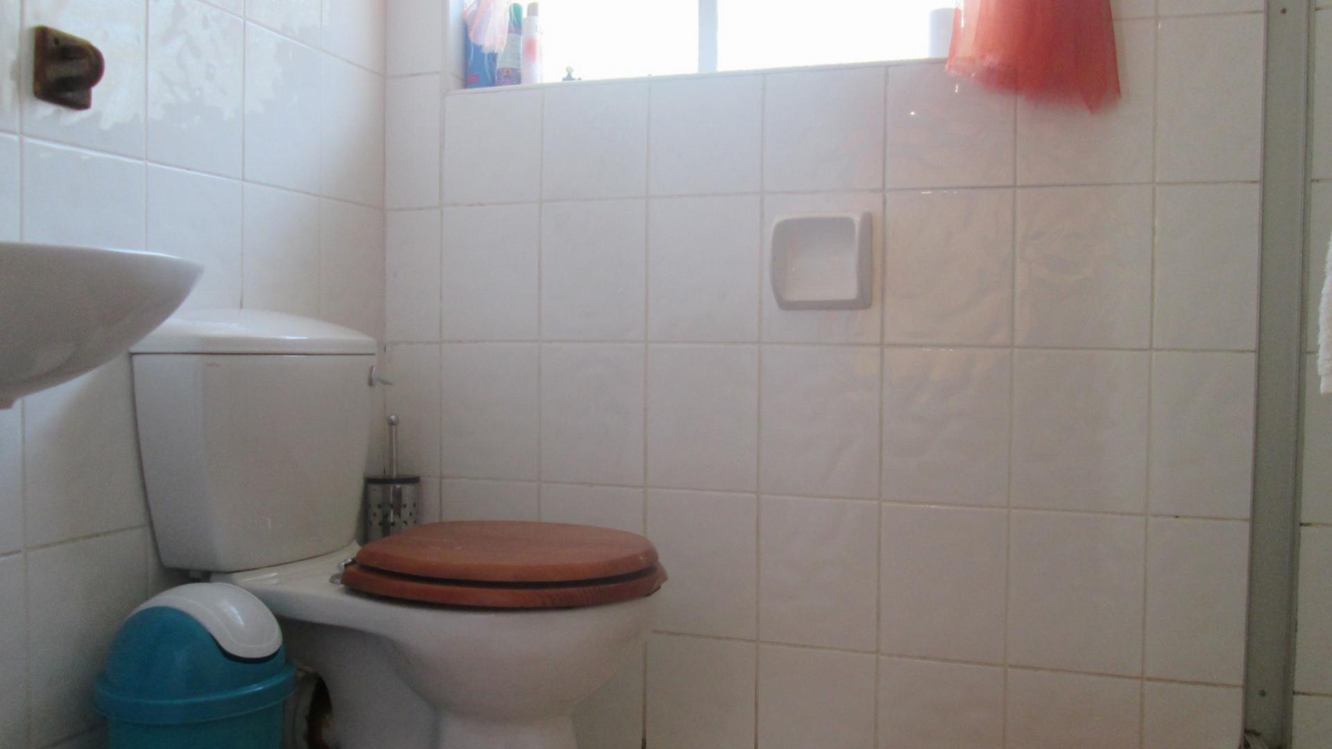 Main Bathroom - 22 square meters of property in Arcon Park