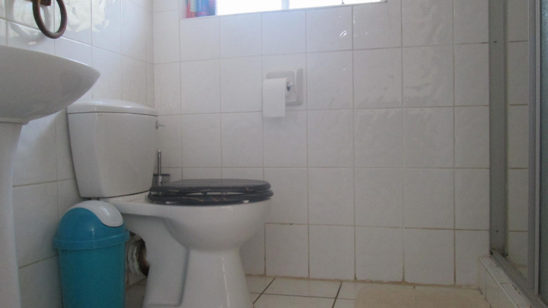 Main Bathroom - 22 square meters of property in Arcon Park