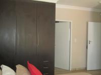 Main Bedroom - 17 square meters of property in Sunward park