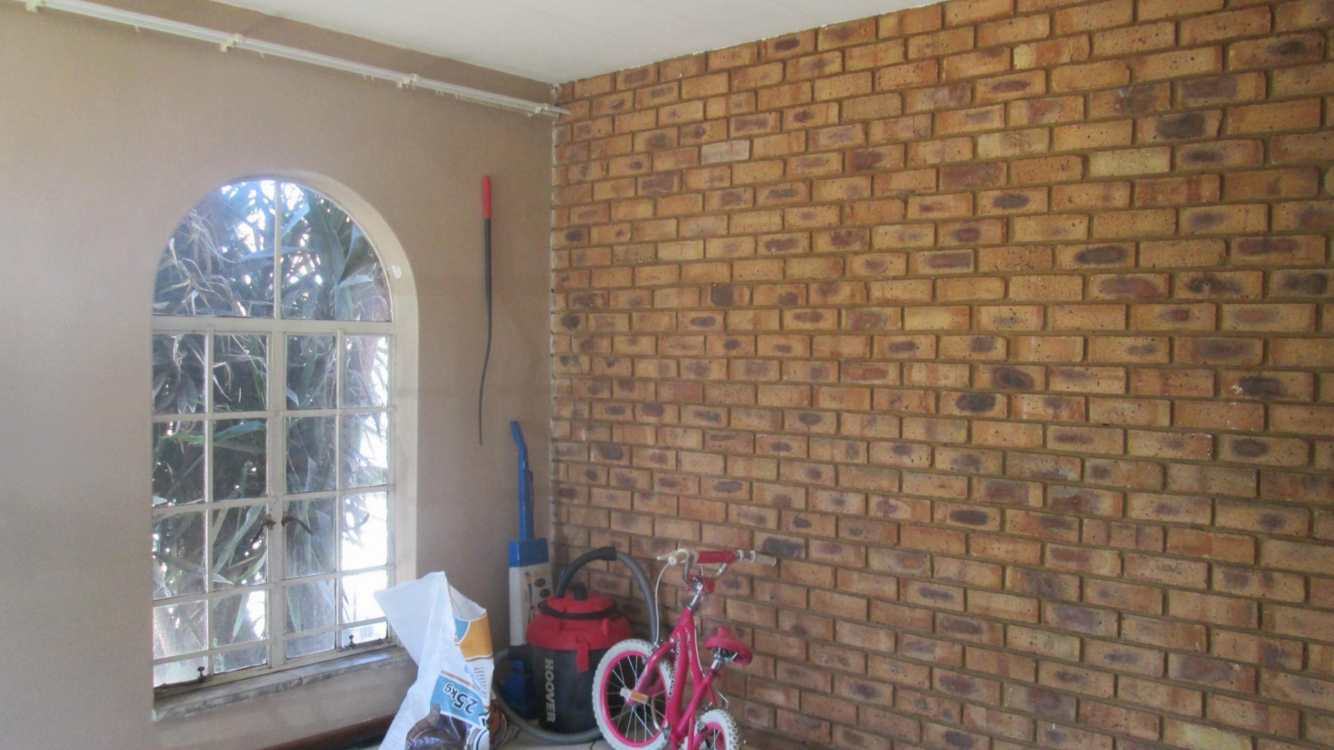 Lounges - 31 square meters of property in Dalpark