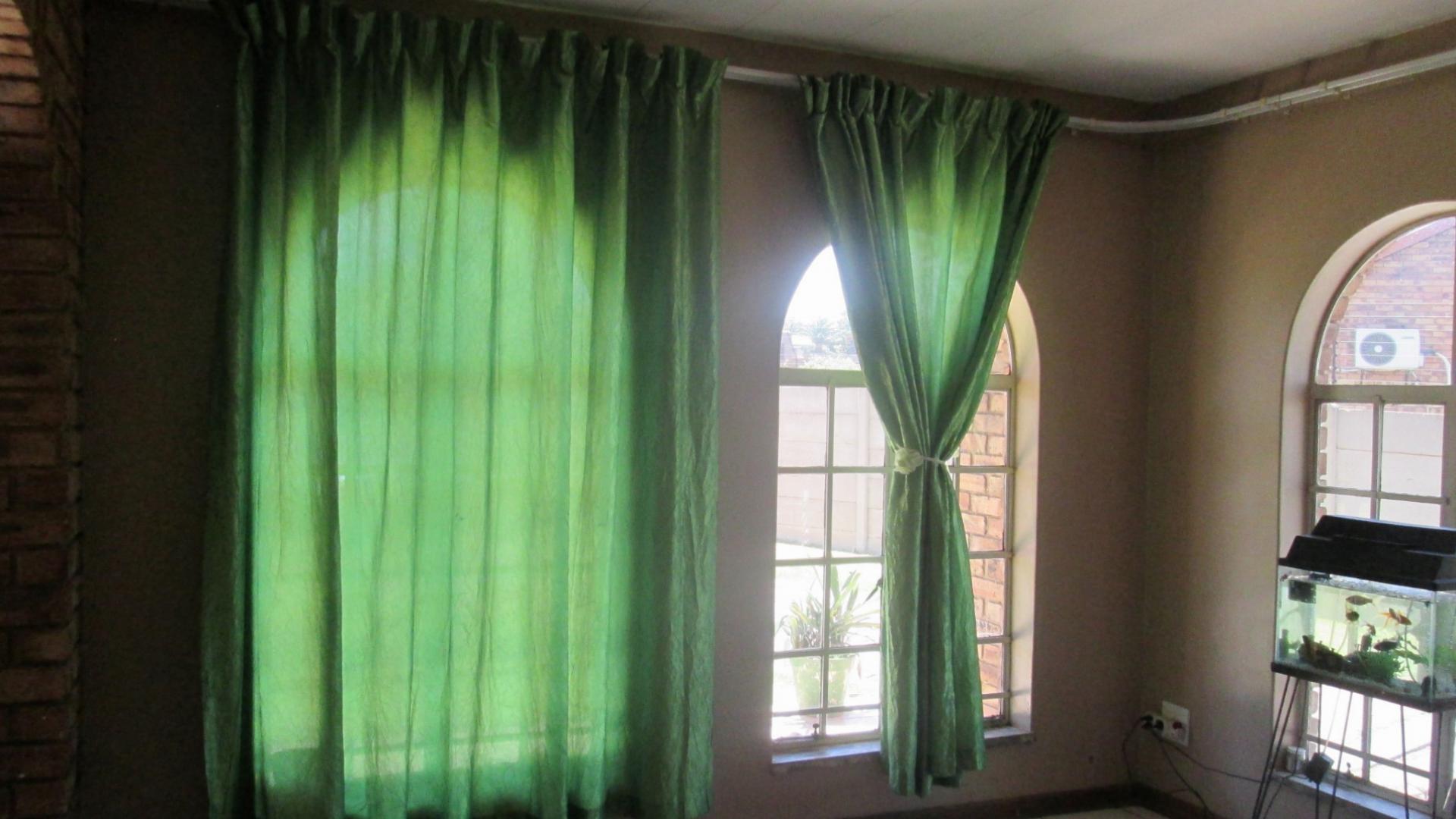 Lounges - 31 square meters of property in Dalpark