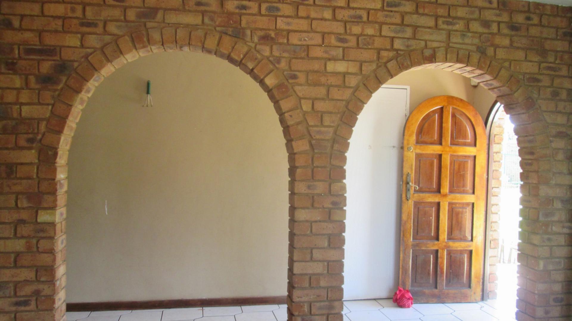 Lounges - 31 square meters of property in Dalpark