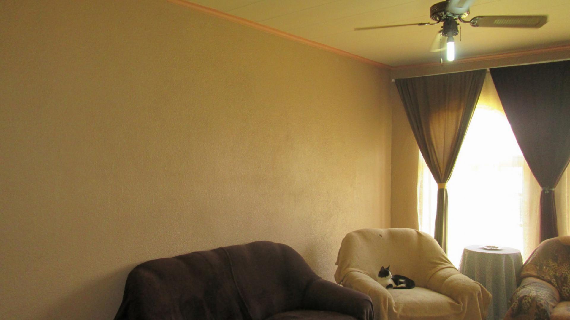 Lounges - 31 square meters of property in Dalpark