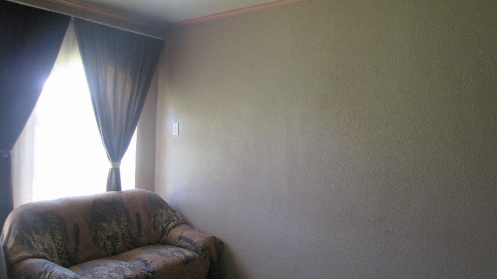 Lounges - 31 square meters of property in Dalpark