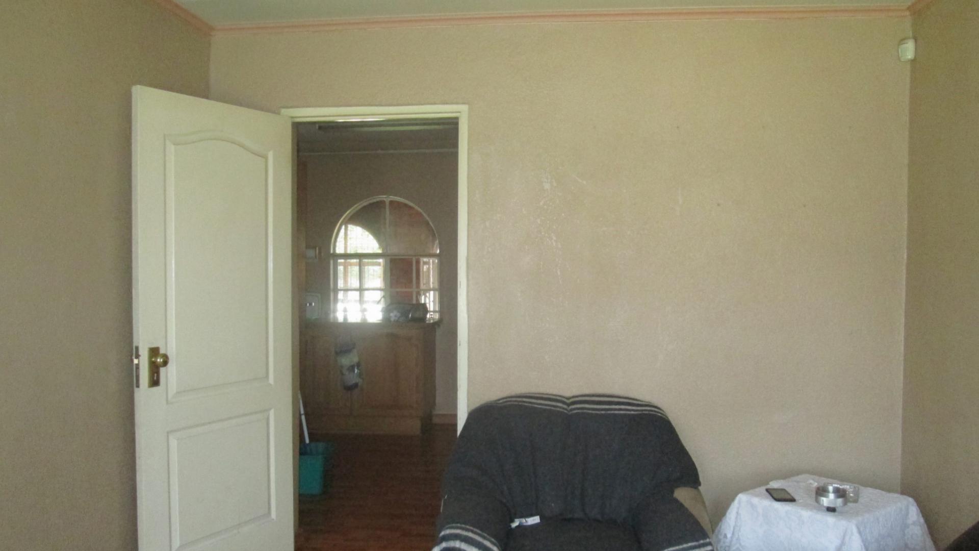 Lounges - 31 square meters of property in Dalpark