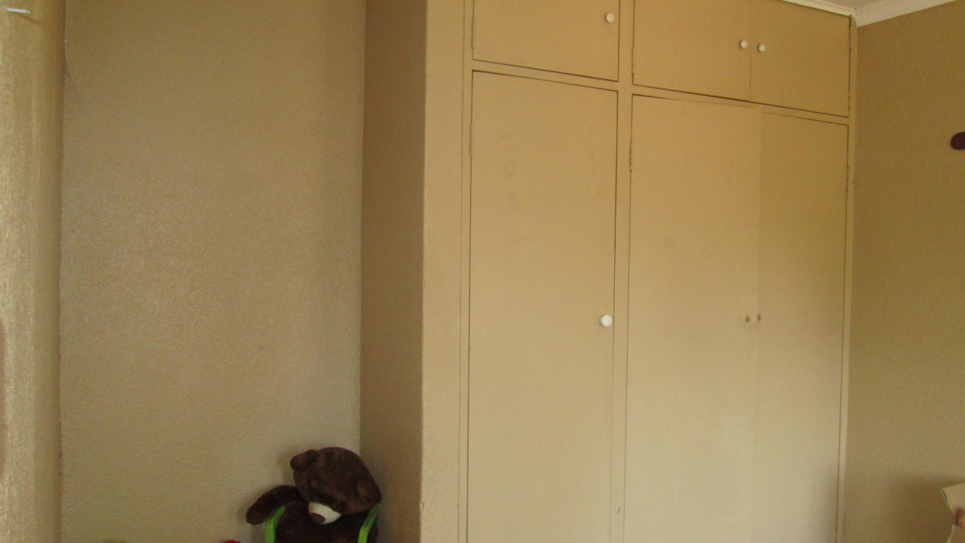 Bed Room 1 - 15 square meters of property in Dalpark