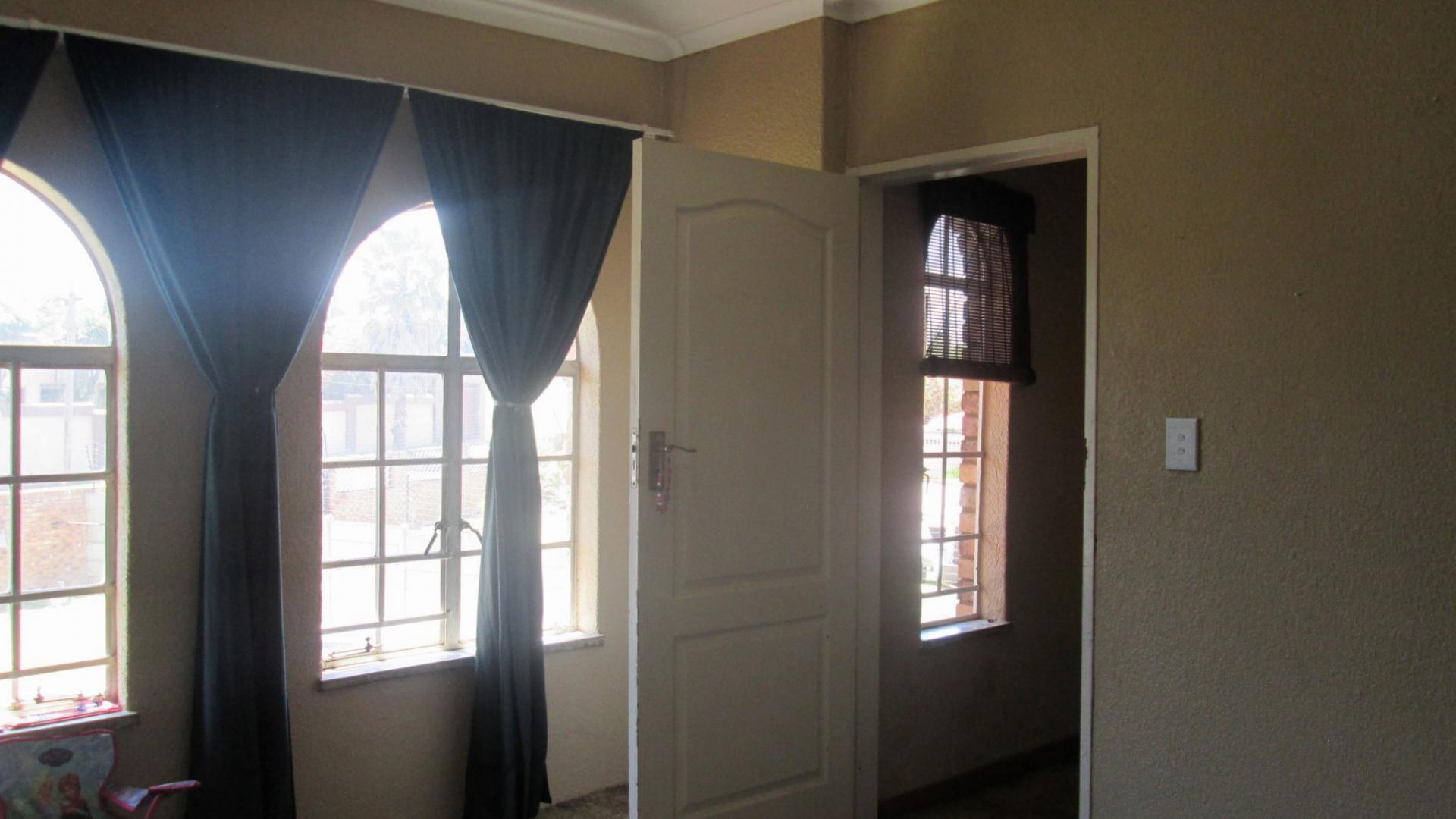 Bed Room 1 - 15 square meters of property in Dalpark