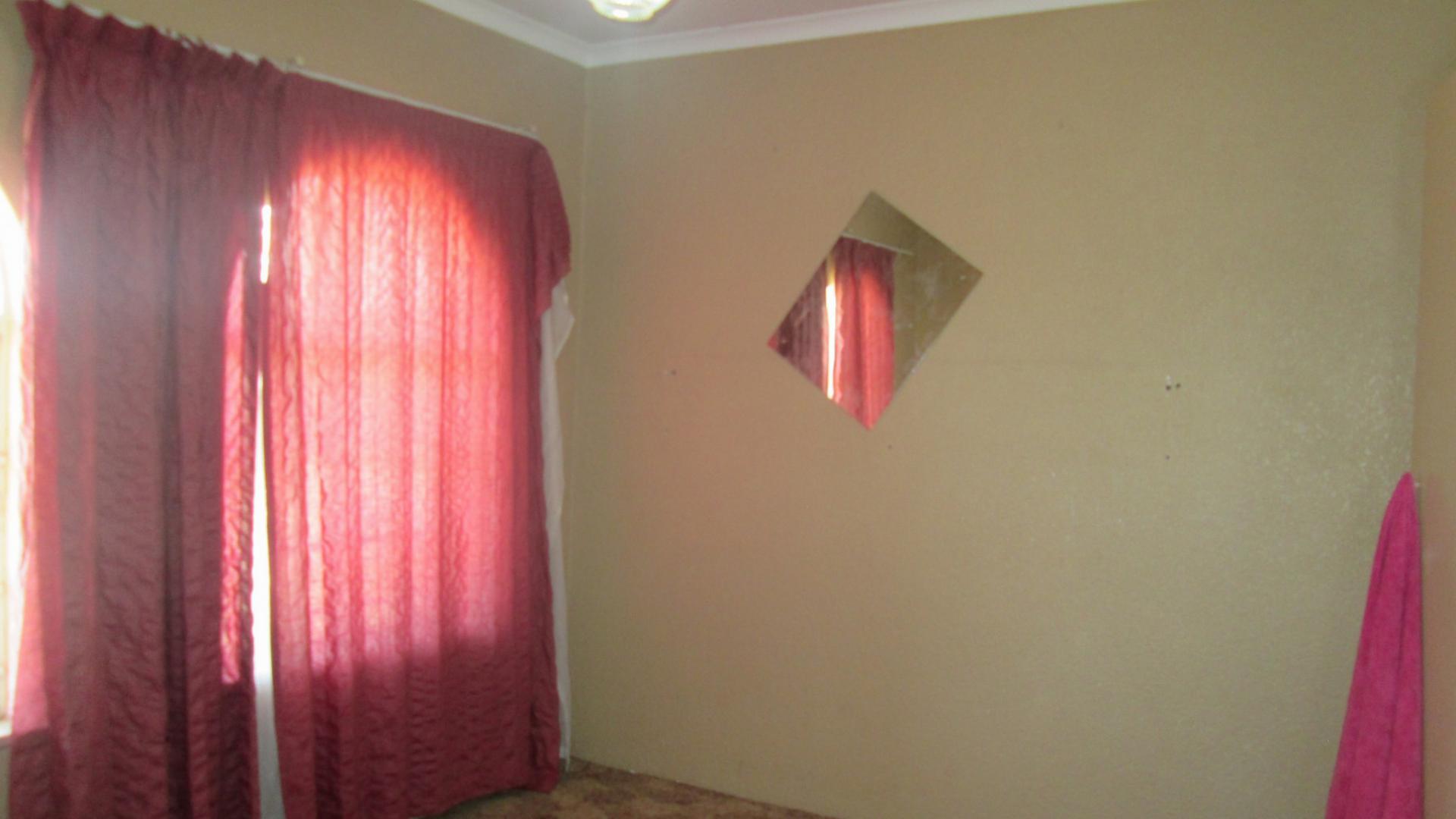 Bed Room 2 - 13 square meters of property in Dalpark