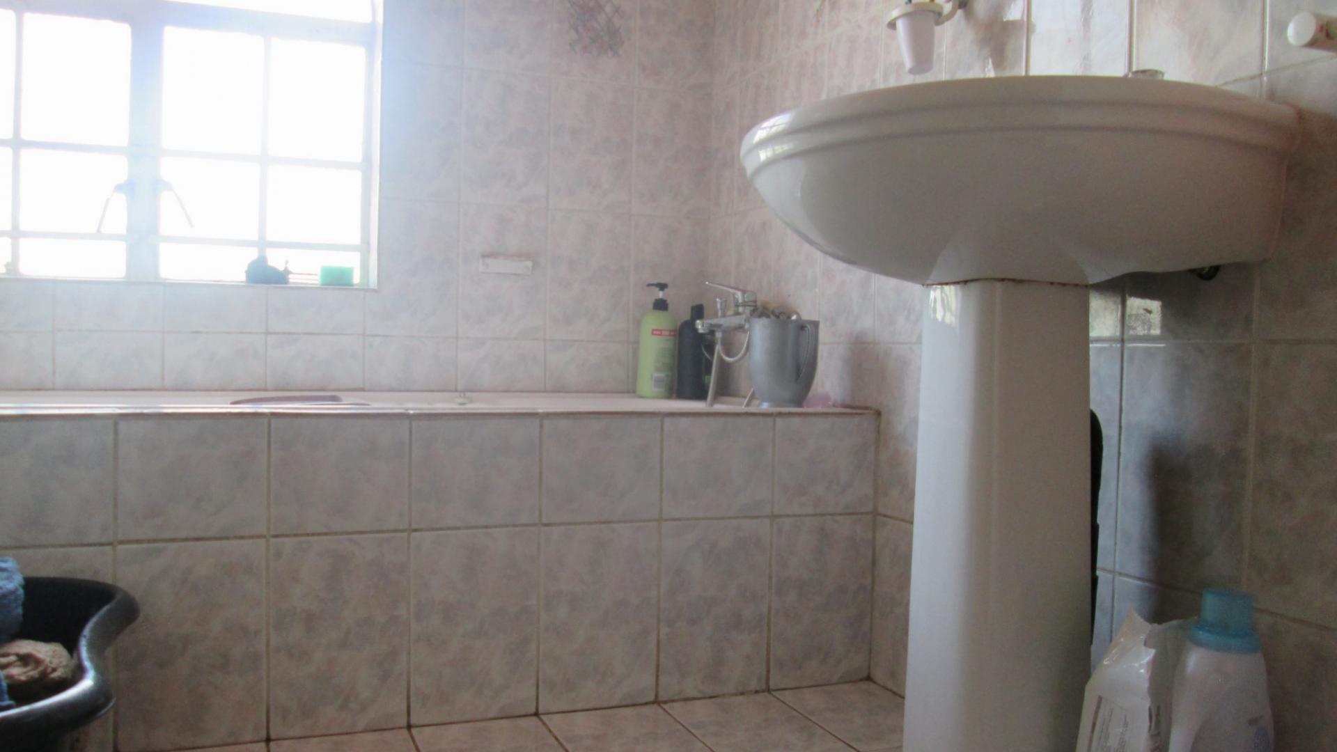 Main Bathroom of property in Dalpark