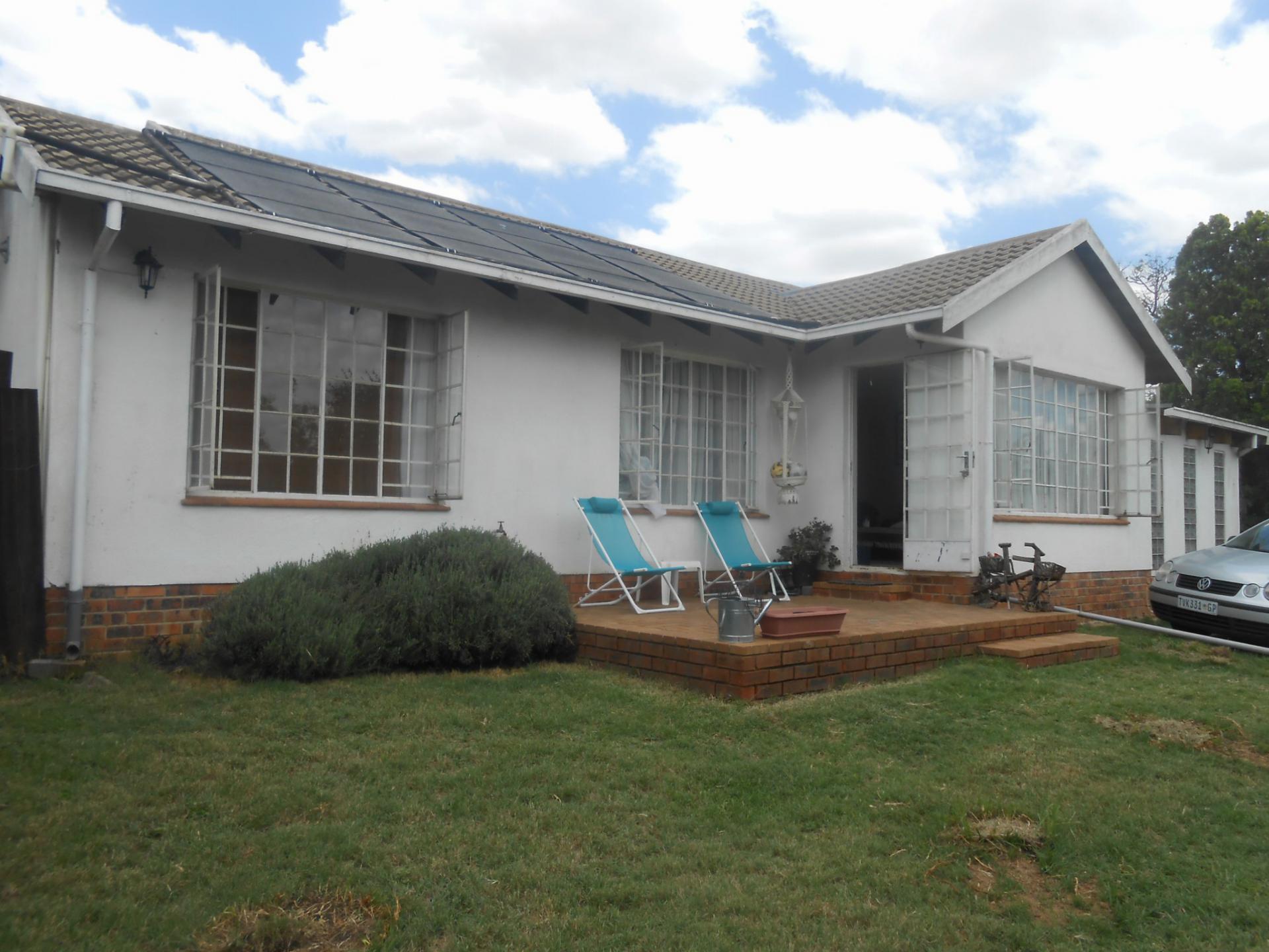 Front View of property in Bloubosrand