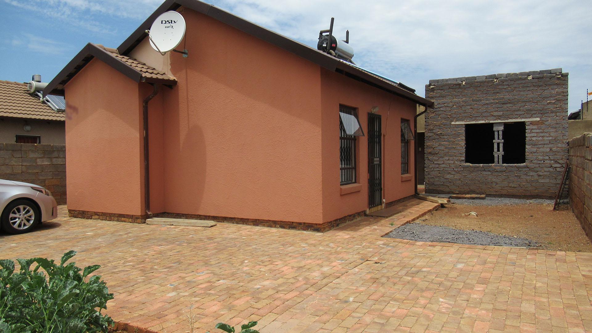 Front View of property in Protea Glen