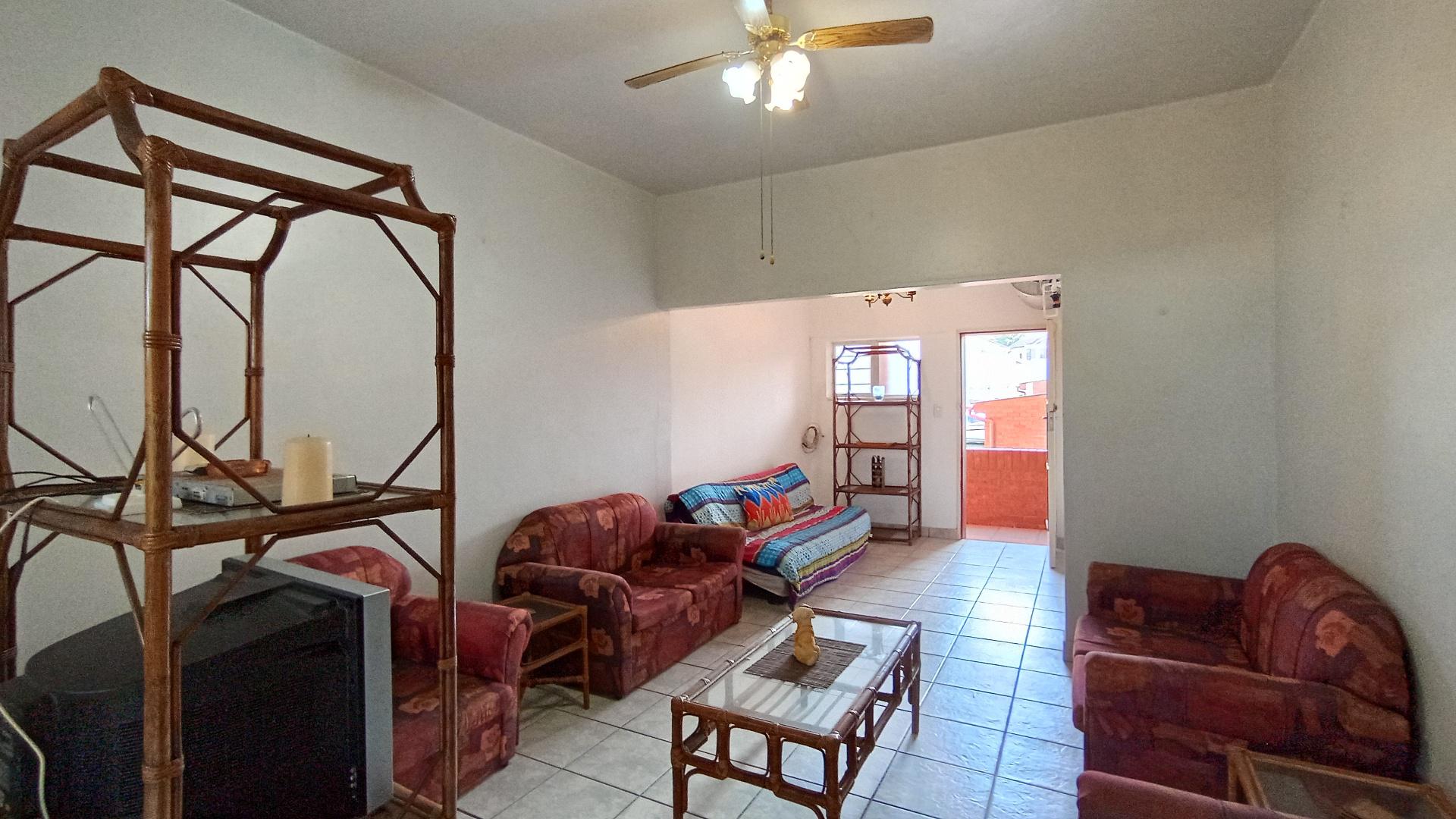 Lounges - 15 square meters of property in Margate
