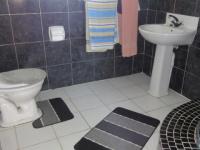 Main Bathroom - 7 square meters of property in Worcester