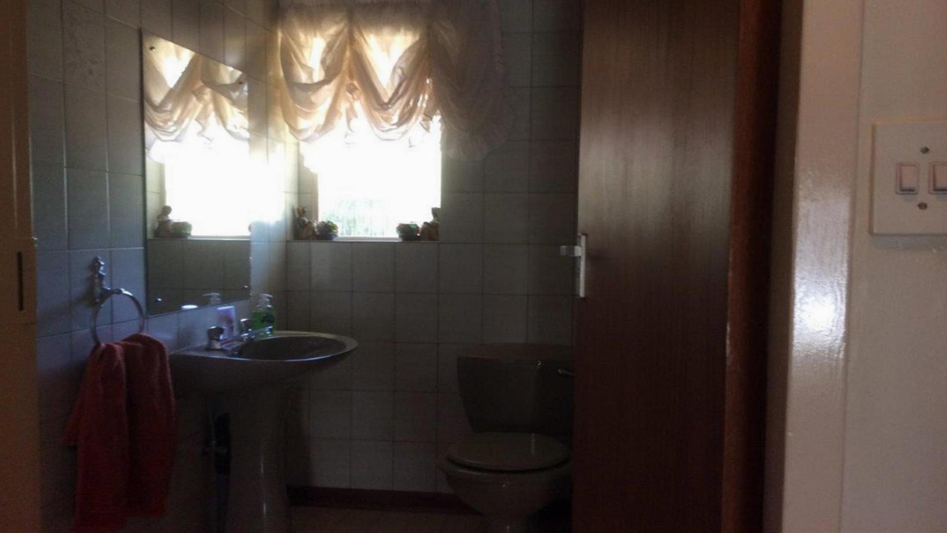 Guest Toilet - 8 square meters of property in Baillie Park