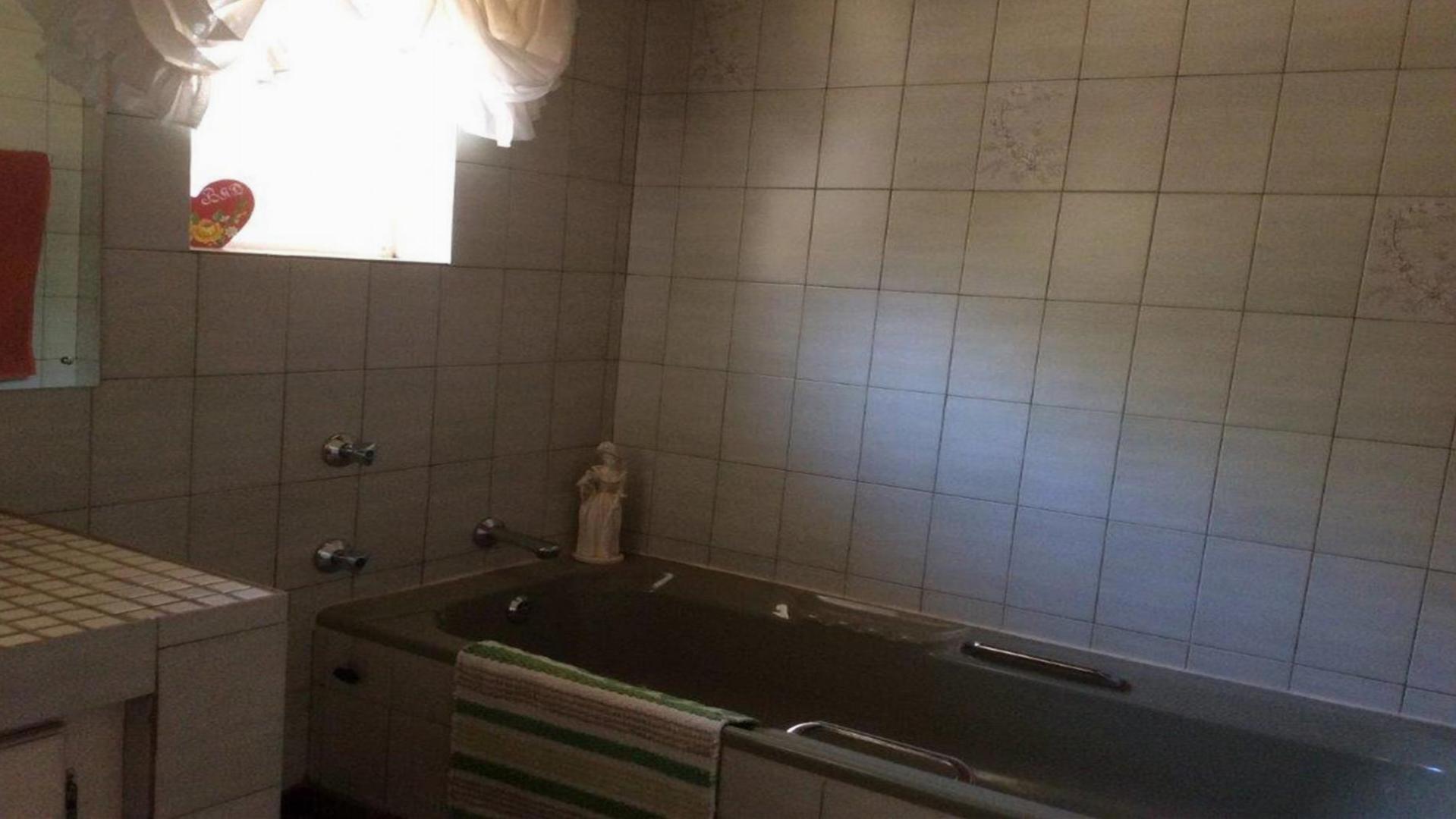 Bathroom 1 - 5 square meters of property in Baillie Park