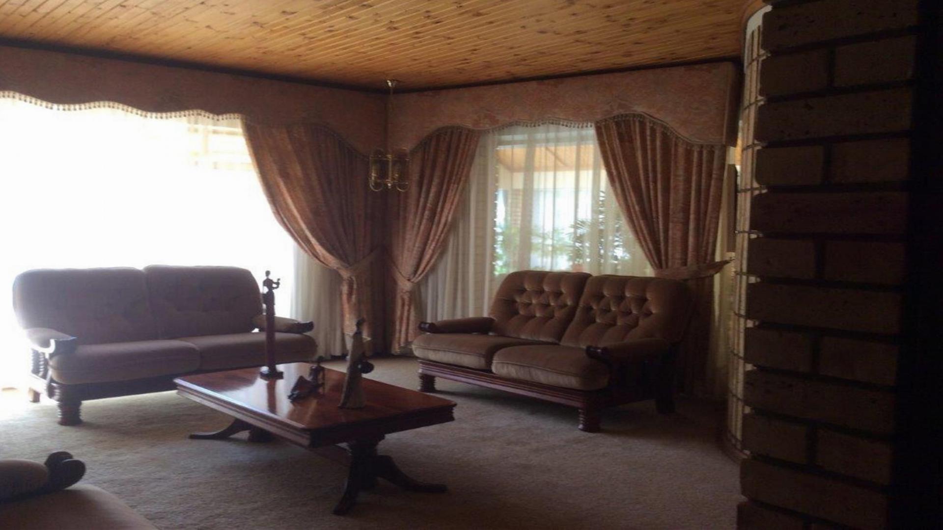 Lounges - 91 square meters of property in Baillie Park