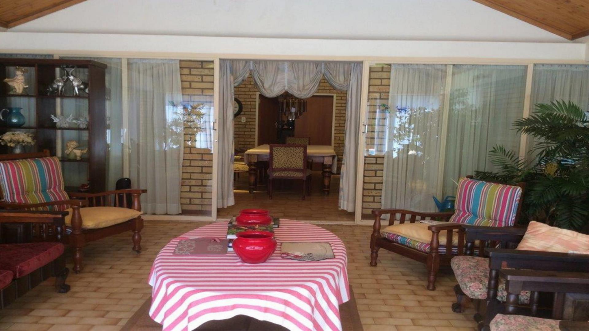 Lounges - 91 square meters of property in Baillie Park