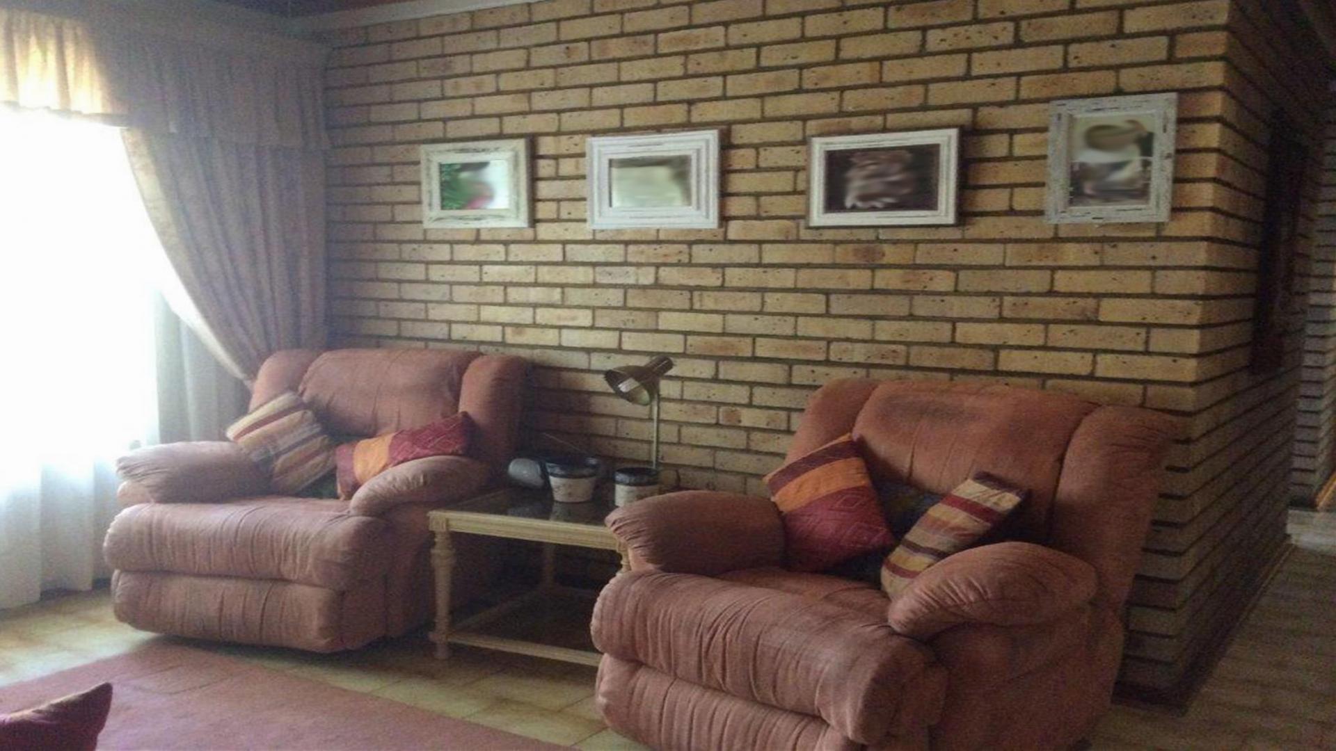 Lounges - 91 square meters of property in Baillie Park