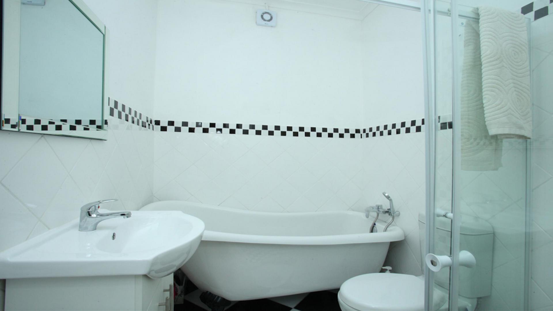 Bathroom 1 - 4 square meters of property in Kengies