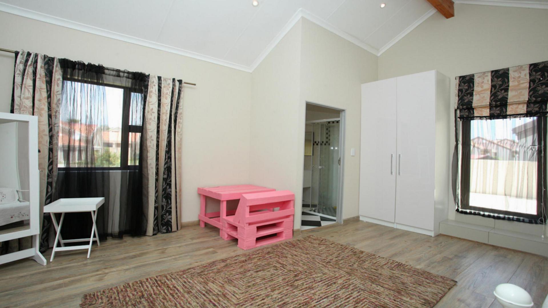 Main Bedroom - 24 square meters of property in Kengies