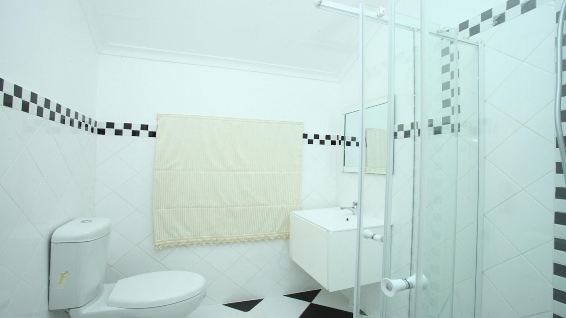 Main Bathroom - 5 square meters of property in Kengies