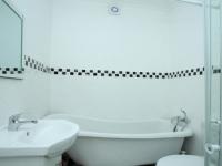 Bathroom 1 - 4 square meters of property in Kengies
