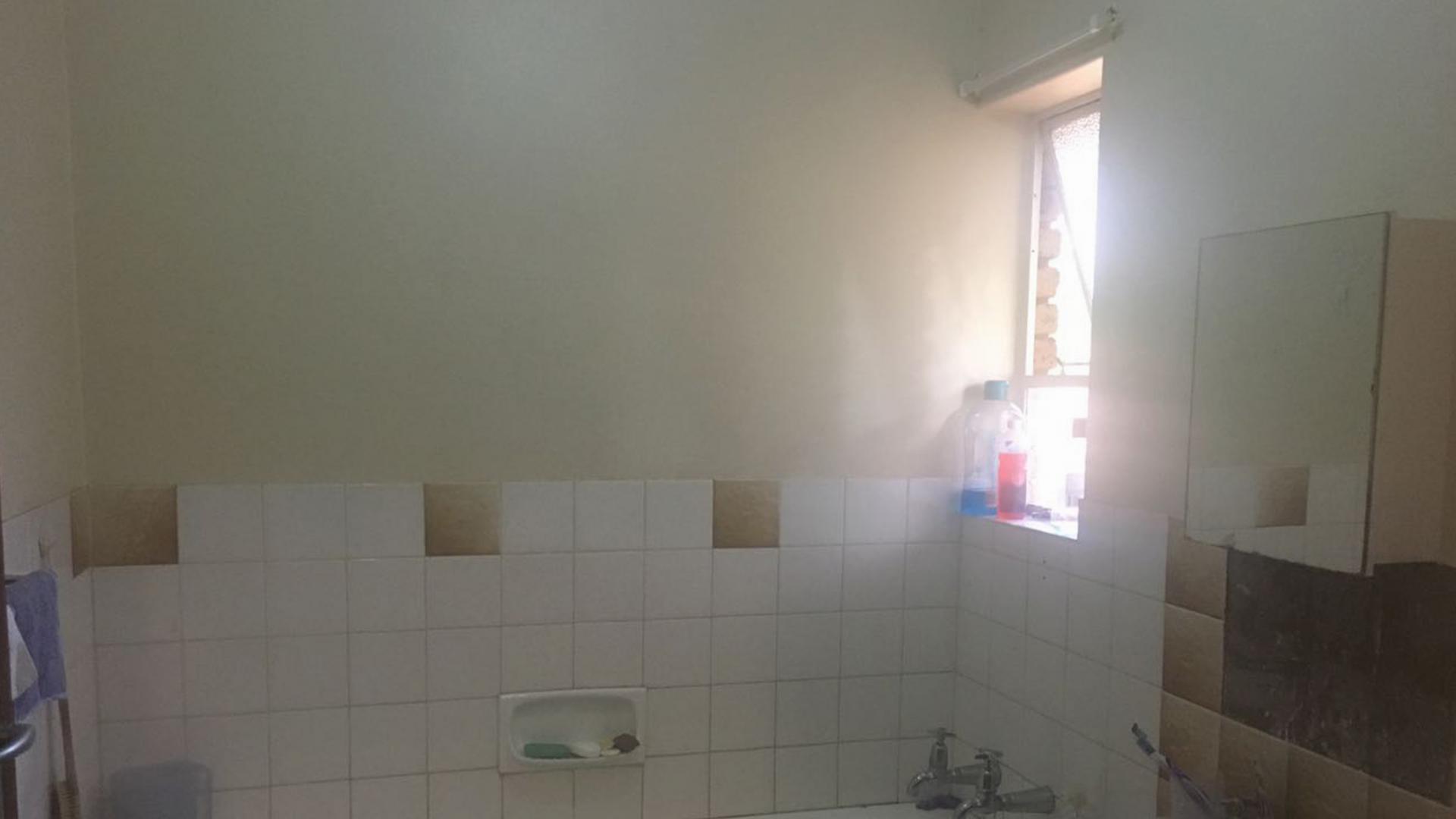 Main Bathroom - 7 square meters of property in Silverton