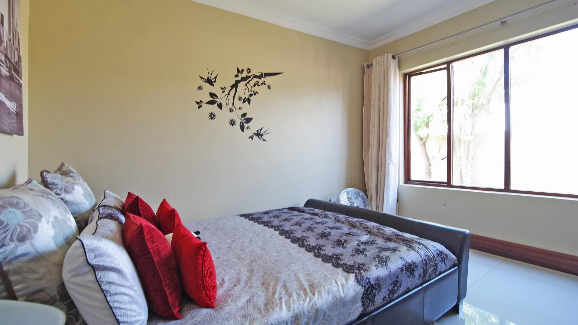 Bed Room 1 - 14 square meters of property in Silverwoods Country Estate
