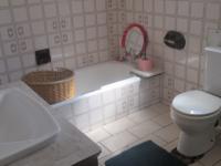 Main Bathroom - 14 square meters of property in Sonland Park